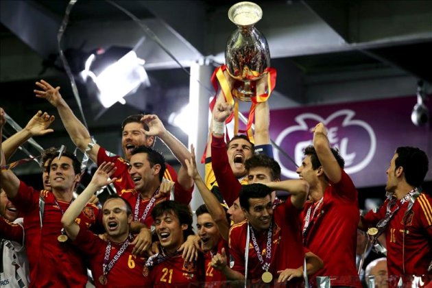 Los jugadores de la selección española posan con la copa tras vencer a Italia en la final de la Eurocopa 2012, disputada anoche en el estadio Olímpico de Kiev (Ucrania). EFE