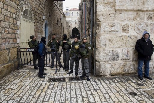 شرطة حدود اسرائيليون خارج المسجد الاقصى