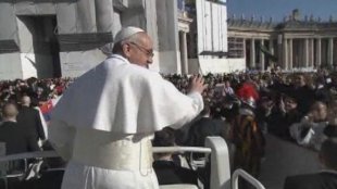 Las multitudes aclaman al nuevo Papa
