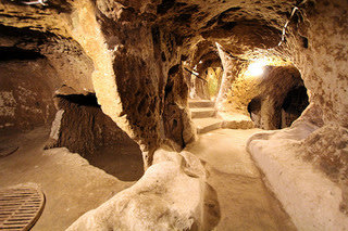Ciudad subterránea de Derinkuyu de hace 3.500 años y con 8 niveles Interior-de-la-ciudad-subterranea-de-Derinkuyu-Leyaya-Flickr