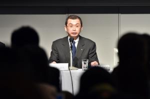 Takata chairman and CEO Shigehisa Takata (C) apologises&nbsp;&hellip;