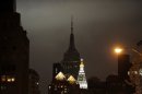 El Empire State de Nueva York (C) con las luces apagadas durante la 