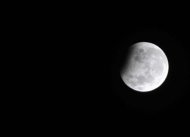 Bulan purnama tampak tertutup bayang-bayang bumi di malam di pergantian tahun 2010, Jumat (1/1). Gerhana bulan sebagian tesebut hanya menutupi sebanyak 8,2 persen permukaan bulan yang tampak dari bumi.