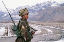 Un soldado indio se mantiene vigilante en la frontera con Pakistán en Siachen