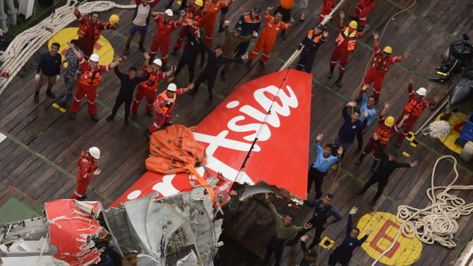 Tail of crashed AirAsia lifted from seabed - Yahoo News