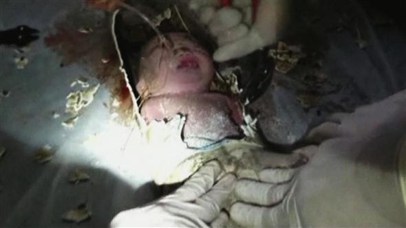Mãe de bebê resgatado do esgoto na China é identificada