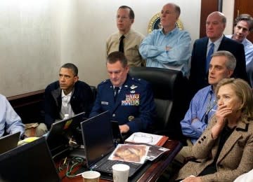 SERIUS - Foto yang dirilis Gedung Putih menunjukkan detik-detik saat pemutaran rekaman penyerangan di Abbottabad, pakistan, yang menewaskan Osama bin Laden. Presiden AS Barack Obama menonton bersama wakilnya, Joe Biden (kiri).
