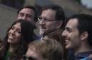 El presidente del gobierno español Mariano Rajoy, al centro, raparece rodeado de simpatizantes después de votar para elegir a los representantes españoles en el Parlamento Europeo. Madrid, domingo 25 de mayo de 2014. (AP foto/Gabriel Pecot)