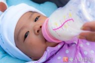 對於4到6個月大的寶寶來說，喝奶不在是最重要的事，因為對外界的好奇，所以容易造成孩子喝奶不專心，或是厭奶的情形發生。