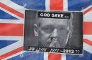 "Dios salve a Julian" Assange, reza una pancarta