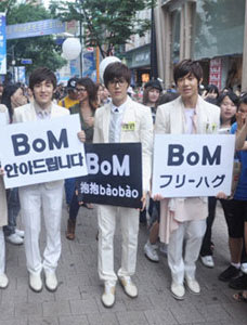 BoM Sukses Gelar Even Unik 'Free Hug' untuk Para Fans BoM Sukses Gelar Even