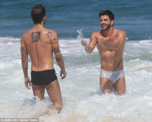 Marc Jacobs âu yếm người tình đồng tính trên bãi biển Marc_Jacobs__u_y_m_ng__i-463925b1e5babc3921a6e3c3a2fac751