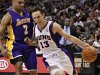 Steve Nash (13), de los Suns de Phoenix, conduce la pelota frente a Derek Fisher (2), de los Lakers de Los Angeles, durante la segunda mitad de un partido de la NBA, el domingo 19 de febrero de 2012, en Phoenix. (AP foto/Matt York)
