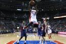 LeBron James (6), del Heat de Miami, se eleva para anotar contra los Pistons de Detroit durante un partido de la NBA en Auburn Hills, Michigan, el domigno 8 de diciembre de 2013. (AP Foto/Paul Sancya)