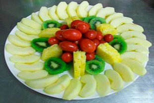 健康水果拼盤，以高營養價值、低甜度的奇異果、番茄為主。（圖片提供／麻豆新樓醫院）