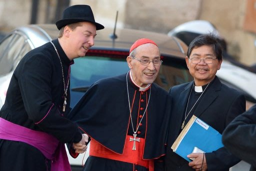 Ralph Napierski (I), un falso obispo italiano, posa con el cardenal Sergio Sebiastiana (C), este lunes en El Vaticano.