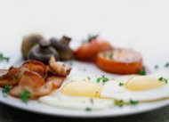 Sarapan telur dan daging asap yang kaya lemak diyakini peneliti membuat metabolisme tubuh tetap normal