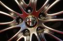 Il logo di Alfa Romeo su una ruota