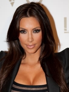 Kecanduan Kacamata Kim Kardashian Mulai Kecanduan Kacamata