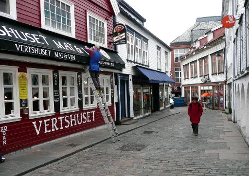 Una mujer camina por una calle de la localidad noruega de Stavanger, en 2008, considerada durante mucho tiempo la capital petrolera de Noruega (AFP/Archivos | Nina Larson)