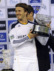 El jugador del Galaxy de Los Angeles, David Beckham, sostiene el trofeo al jugador del partido tras un amistoso contra el Victory de Melbourne el martes, 6 de diciembre de 2011, en Melbourne. ( AP Photo/Andrew Brownbill)