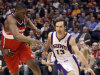 Steve Nash, de los Suns de Phoenix, supera la defensa de Kevin Seraphin, de los Wizards de Washington, en el tercer cuarto del juego del lunes 20 de febrero del 2012, en Phoenix. (Foto AP/Paul Connors)