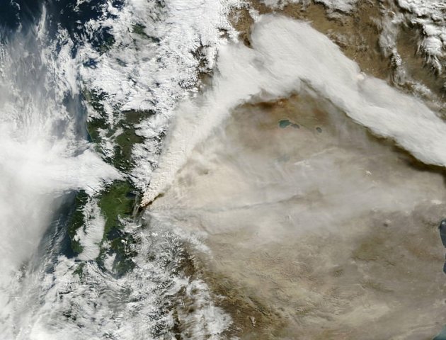 NASA Earth Observatory menampilkan citra ledakan abu. Awan letusan abu dari gunung api Chile mengganggu perjalanan udara, Selasa lalu, di Amerika Selatan. Hujan deras di sekitar lokasi letusan gunung 