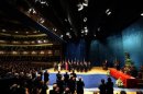 Los galardonados con el Premio Príncipe de Asturias del año pasado aplauden el discurso del príncipe Felipe