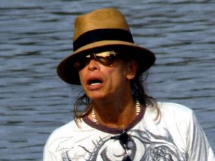 Steven Tyler : En vacances avec son amoureuse, il soigne son look de plage !