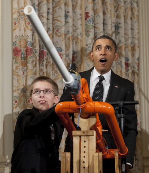 نظرة انبهار على وجه الرئيس الأمريكي وهو يشاهد مدفع صممه طالب يطلق ذخائر من حلوى المارشمالو