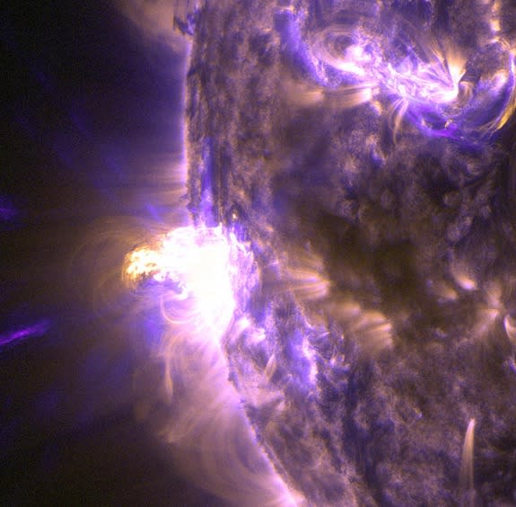 Spectacular Solar Flare Erupts from the Sun (Photos, Video)