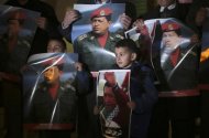 Palestinian hold posters depicting Venezuela's late president Hugo Chavez during a vigil outside the Venezuelan consulate in the West Bank city of Ramallah March 6, 2013. REUTERS/Mohamad Torokman