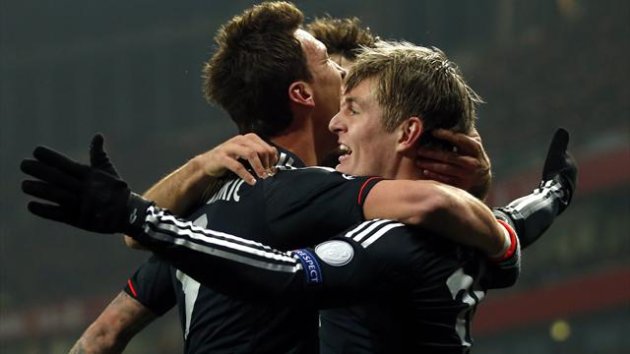 2013Bayern Munich's Toni Kroos (R) celebrates with teammates after scoring against Arsenal during their Champions League soccer match at the Emirates Stadium in London February 19, 2013