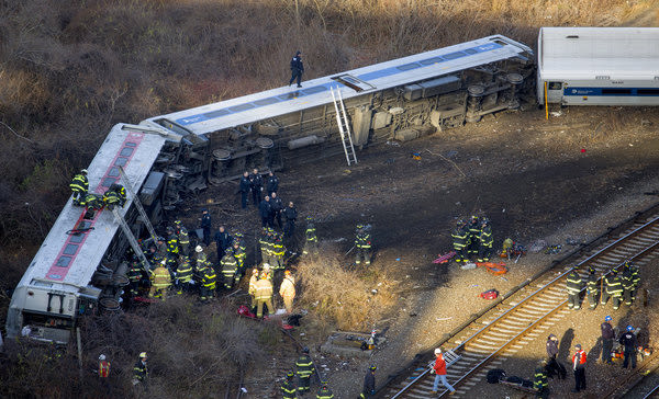  صور..أخطر حوادث القطارات في 2013  La-na-nn-train-derail-safety-orders-20131206-001-jpg_163059