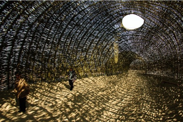 Karya instalasi Sandworm oleh seniman Marco Casagrande di Wenduine, Belgia.