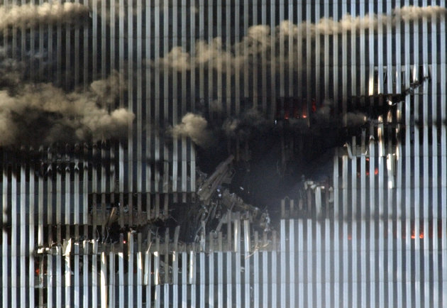 Il punto dell'impatto del volo American Airlines 11 nella Torre Nord del World Trade Center. In basso, nel centro dello squarcio, si vede una persona.. (AP Photo/Amy Sancetta)