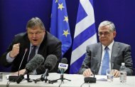 Greece's Finance Minister Evangelos Venizelos (L) and Greece's Prime Minister Lucas Papademos (R) hold a joint news conference after a Eurogroup meeting in Brussels February 21, 2012. Euro zone finance ministers struck a deal early on Tuesday for a second bailout programme for Greece that will involve financing of 130 billion euros ($172 billion) and aims to cut Greece's debts to 121 percent of GDP by 2020, EU officials said.  REUTERS/Yves Herman