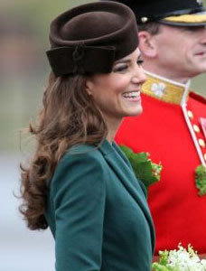 Kate Middleton Buat 3 Tentara Inggris Pingsan