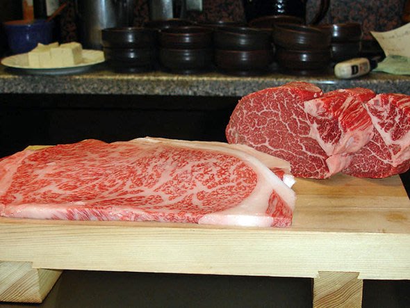 Giá bán của thịt bò Kobe đến từ vùng Kobe của Nhật Bản lên đến 500 USD/kg