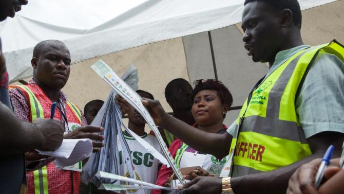 Independent National Electoral Commission (INEC) officers begin the counting of vote in a polling station in the city of Port Harcourt, southern Nigeria, on April 11, 2015