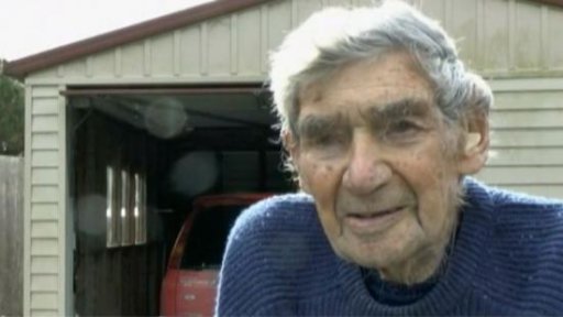 VIDEO. A 105 ans, il prend toujours le volant
