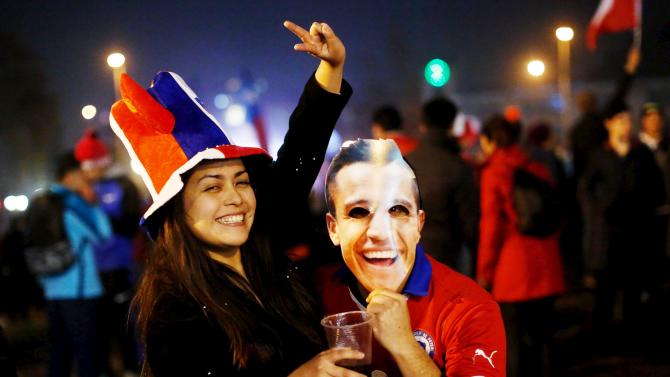 Chilean fans celebrate along the streets following Chile&#39;s victory over Peru in their Copa America semi-final soccer match in Santiago, Chile
