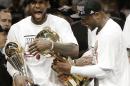 El jugador del Heat de Miami, LeBron James, izquierda, festeja el título de campeón de la NBA el 21 de junjio de 2013 en Miami. James fue elegido por la AP como el deportista del año en Estados Unidos. (AP Photo/Lynne Sladky)