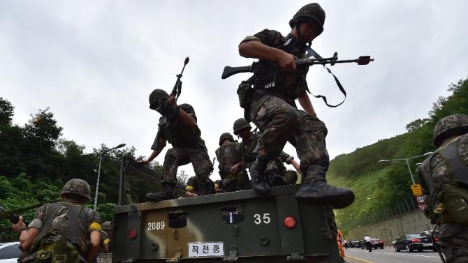 South Korean soldiers taking part in an anti-terror drill as part of the annual Ulchi Freedom exercise, outside a tunnel in Seoul on August 18, 2014