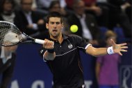 El serbio Novak Djokovic devuelve una pelota contra el chipriota Marcos Baghdatis en un partido por los cuartos de final del torneo de Basilea el viernes, 4 de noviembre de 2011. (AP Photo/Keystone/Georgios Kefalas)