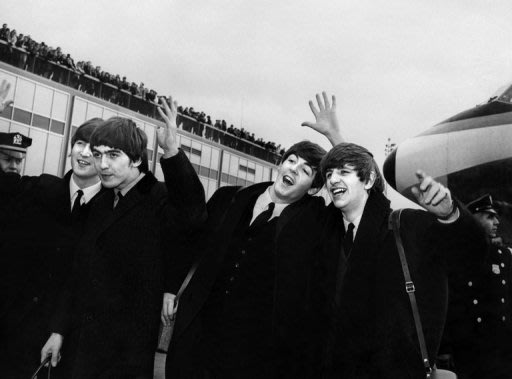 (L-E) John Lennon, Ringo Starr, Paul McCartney e George Harrison chegam a Nova York em fevereiro de 1964