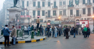 بالفيديو.. المئات يتوافدون على "التحرير" للاحتفال بذكرى الثورة S12012259322