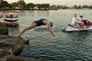 La nadadora británico-australiana Penny Palfrey se lanza al agua este viernes para cruzar el estrecho de Florida
