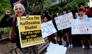 Varias personas demandan que se concrete el juicio por agresión sexual contra el ex titular del FMI, Dominique Strauss-Kahn, afuera de la Corte penal de Manhattan, Nueva York, el martes 23 de agosto de 2011. (AP foto/Craig Ruttle)
