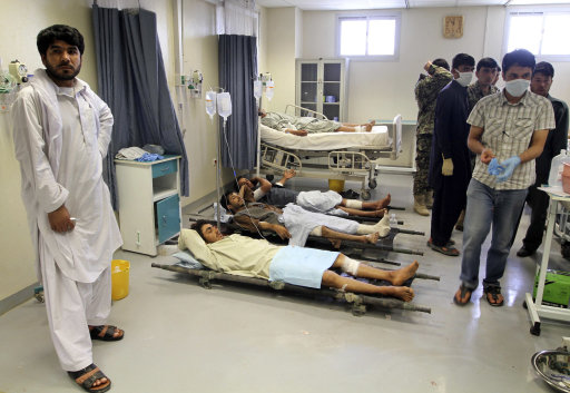Víctimas de un ataque suicida en Afganistán en el hospital de Kandahar el miércoles 6 de junio del 2012. Dos atacantes suicidas detonaron sus explosivos el miércoles en el área adyacente a un mercado en el sur de Afganistán, causando la muerte a por lo menos 22 personas e hiriendo a otras 50, dijeron las autoridades. (Foto AP/Allauddin Khan)